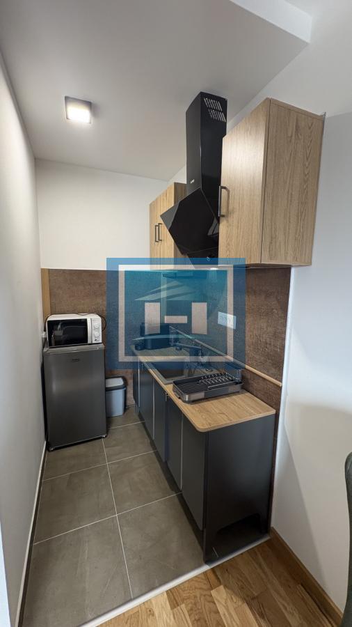 Na prodaju kompletno nameštena garsonjera površine 29 m² sa terasom