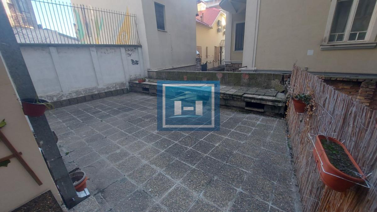 Vračar, Hram – 66m2 + dvorište, top investicija