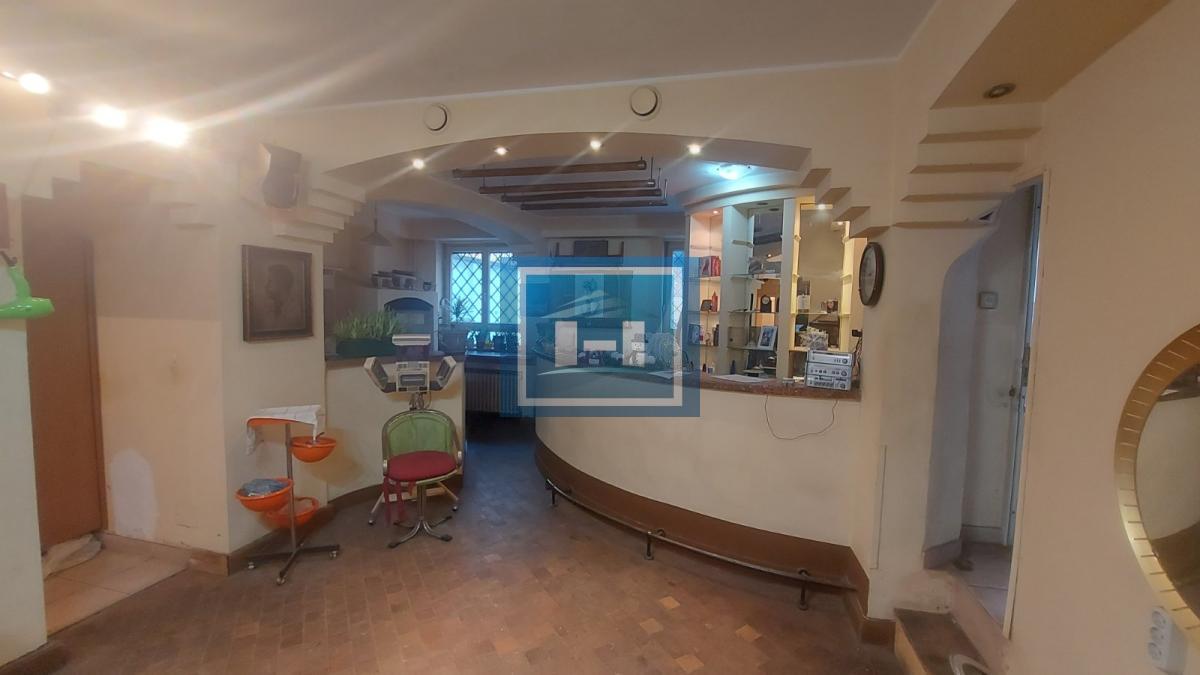 Vračar, Hram – 66m2 + dvorište, top investicija