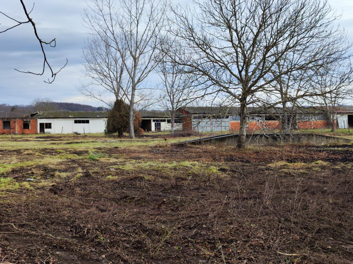 Gradjevinsko zemljište veće površine sa poslovnim objektima na glavnom putu u Glogovcu