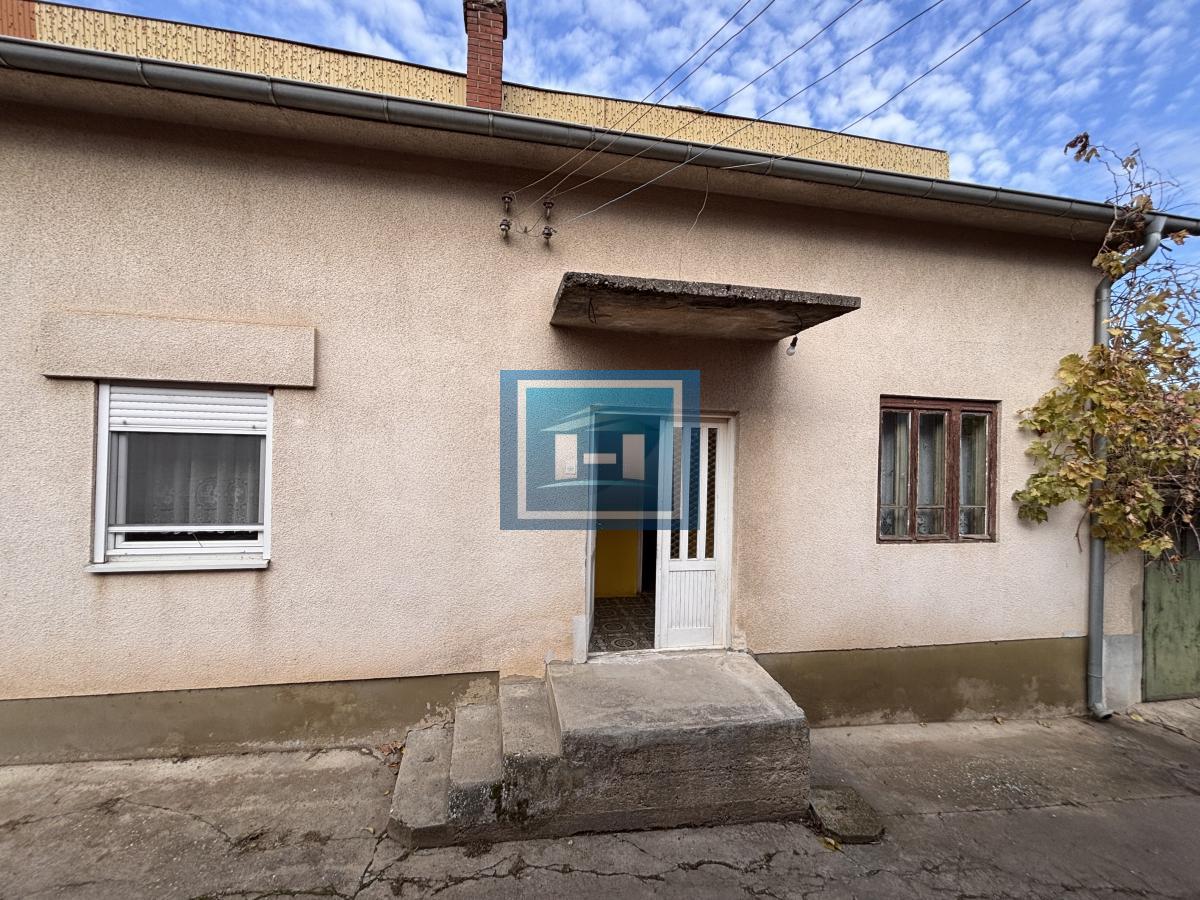 Dve useljive kuće u samom centru sela!!!