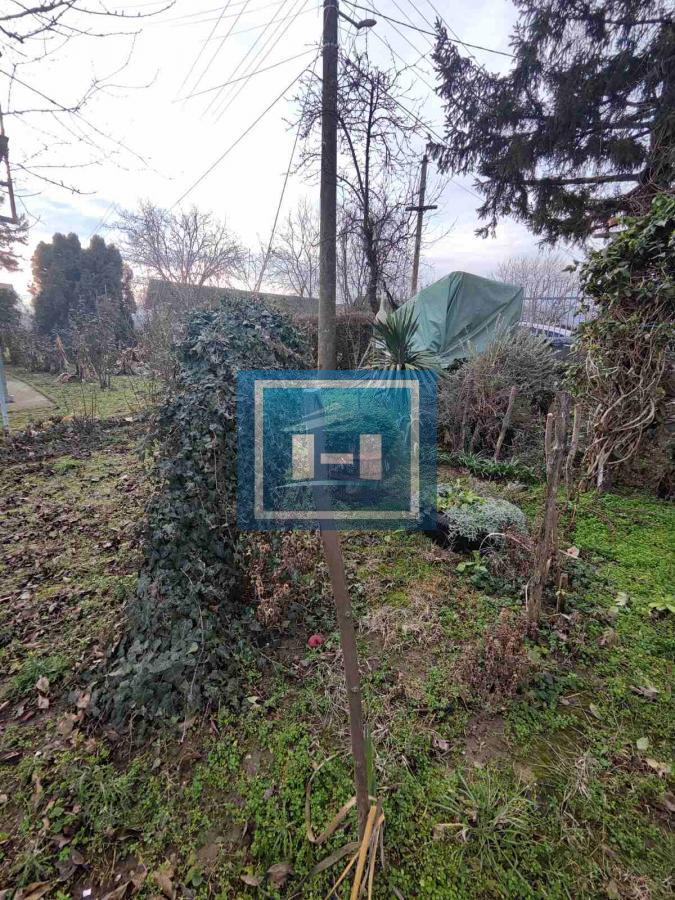 Useljiva porodična prizemna kuća na 2 km od grada