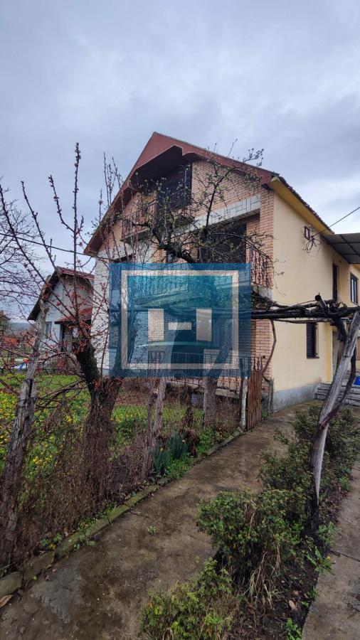 Kuća u centralnom delu Batočine pogodna za višečlane porodice