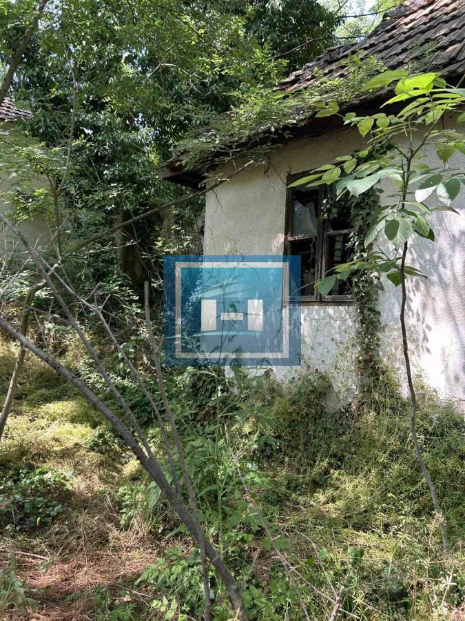 Plac za izgradnju kuće u Lapovu, na parceli stara kuća i započet objekat