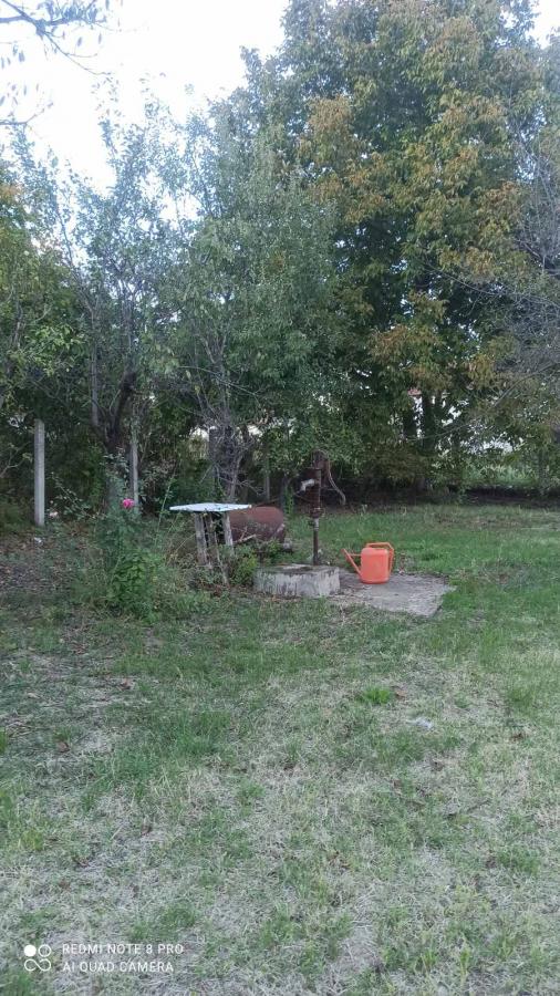 Parcela za izgradnju sa svim priključcima i uknjiženim objektom za adaptaciju u Crvenim livadama