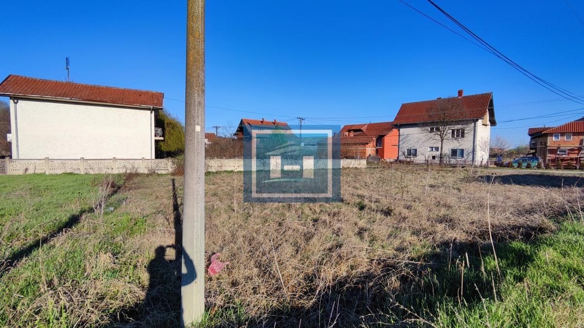 Parcela pogodna za izgradnju kuće sa dostupnim priključcima na gradske mreže