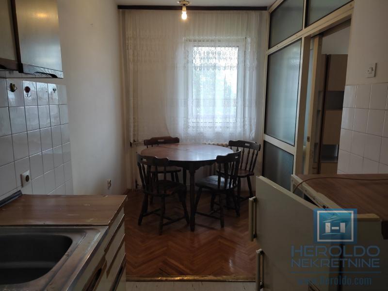 Jednosoban stan, Tabane