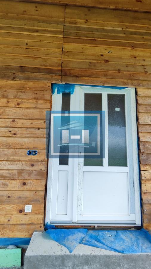 Kuća na parceli od 10 hektara zemlje u okolini Batočine