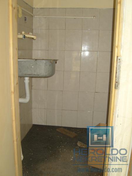 Kuća za renoviranje u Majuru sa pomoćnim objektom do glavnog puta