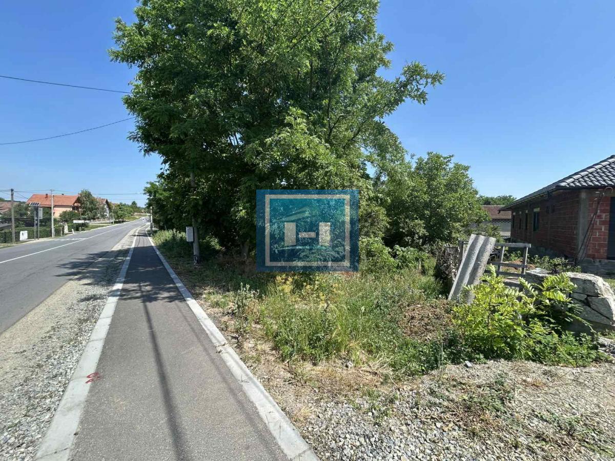 Plac za izgradnju kuće u Lapovu, na parceli stara kuća i započet objekat