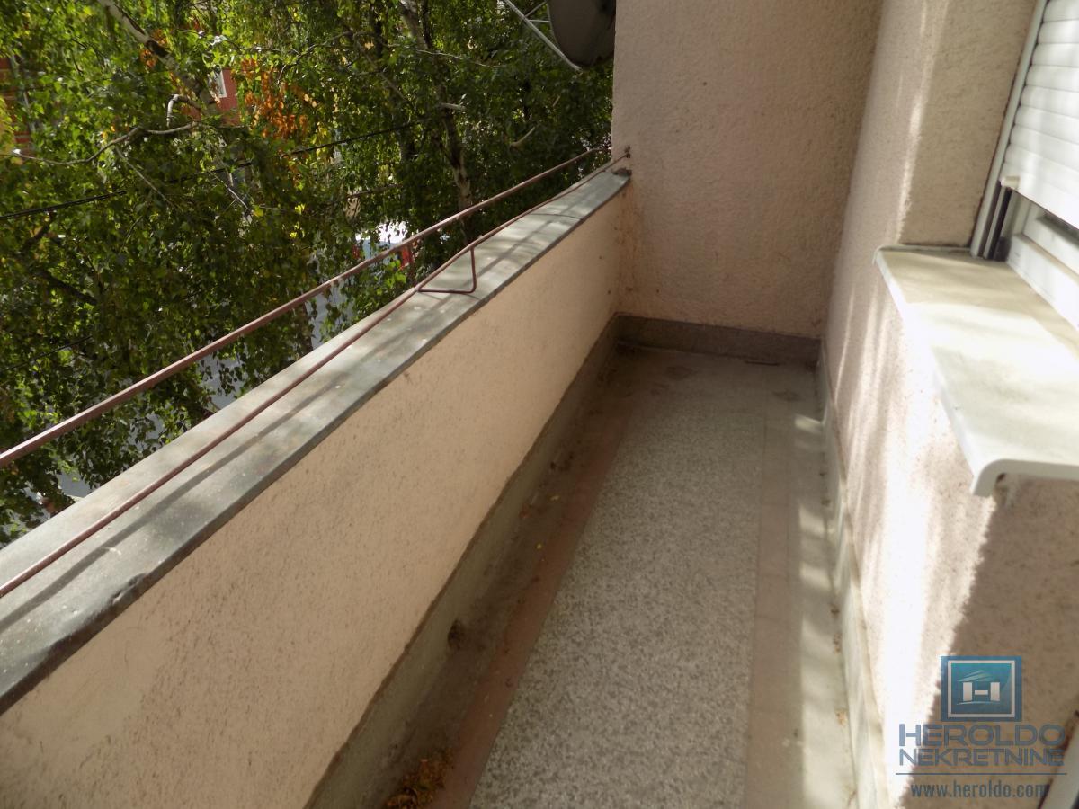 Stan za izdavanje u samom centru-odlična lokacija i spratnost!