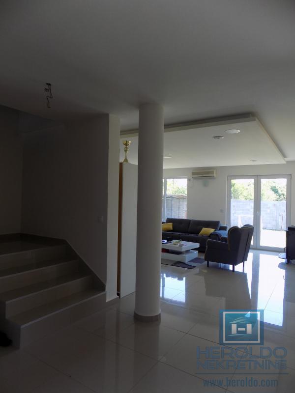 MODERNA KUĆA U MIRNOM DELU GRADA