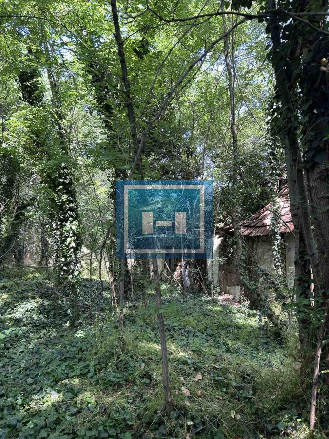 Plac za izgradnju kuće u Lapovu, na parceli stara kuća i započet objekat