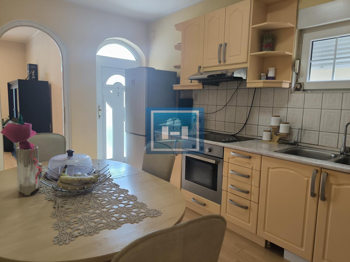 Na prodaju – Luksuzna porodična kuća