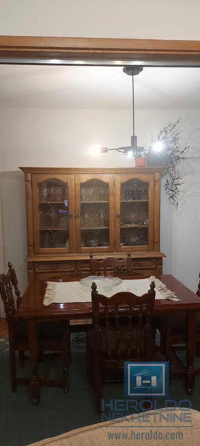 Trosoban, lepo opremljen stan u centru grada