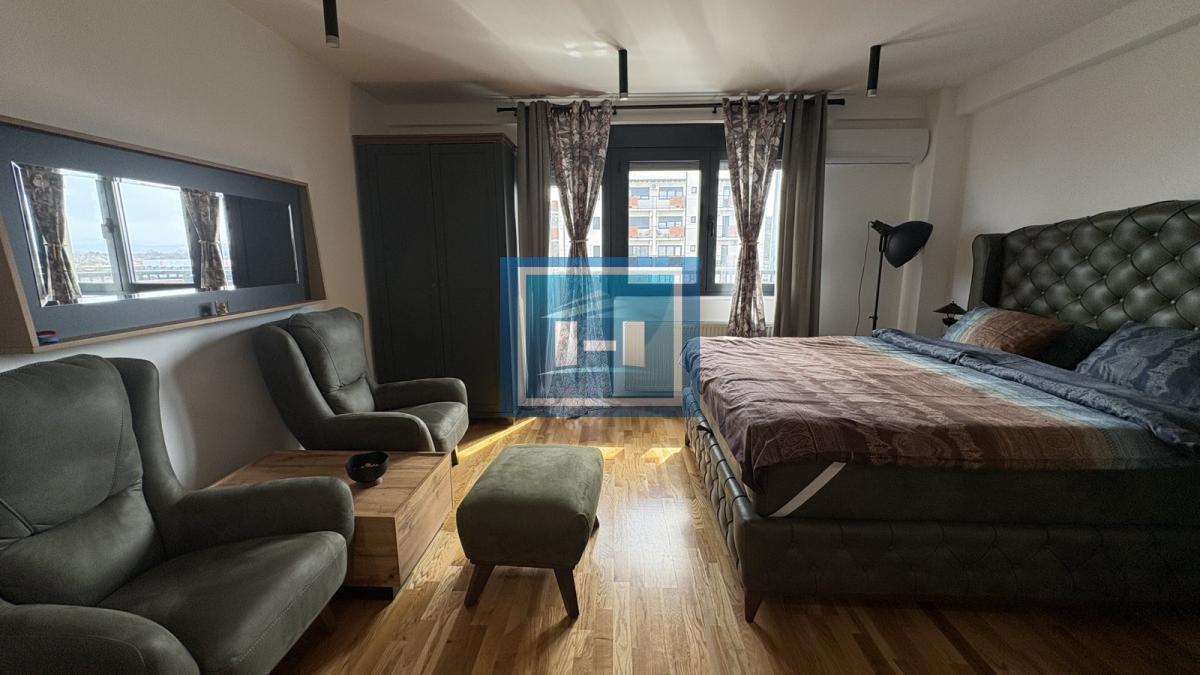 Na prodaju kompletno nameštena garsonjera površine 29 m² sa terasom