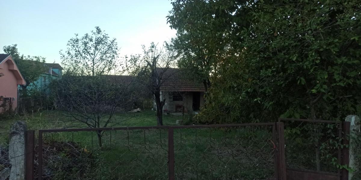 Parcela za izgradnju sa svim priključcima i uknjiženim objektom za adaptaciju u Crvenim livadama