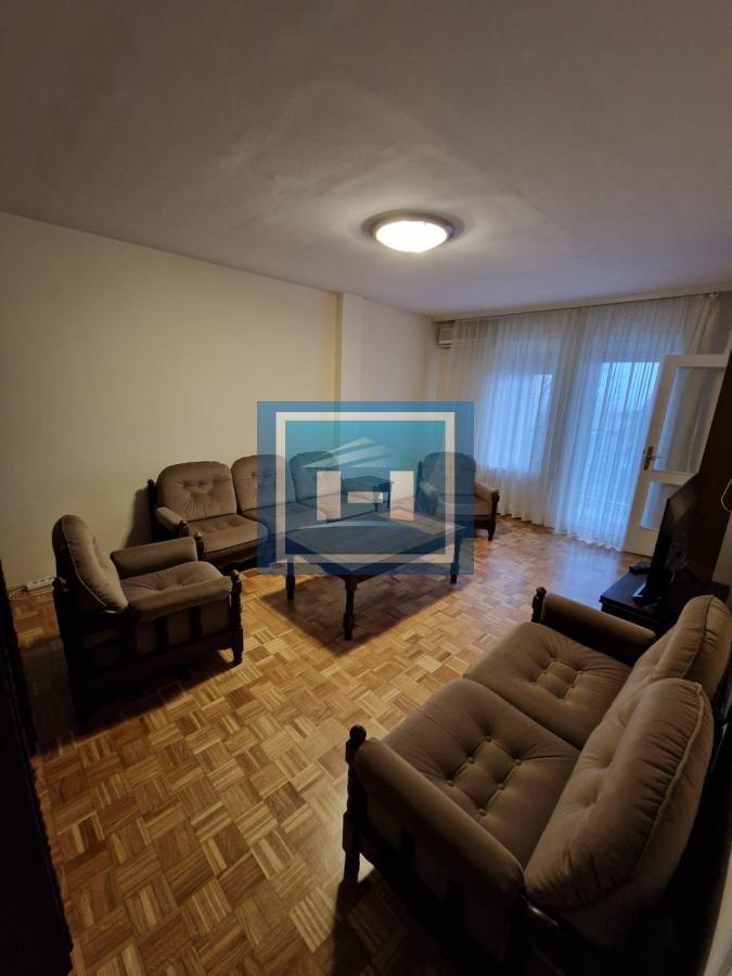 Vračar (Crveni krst) – renoviran stan sa slobodnim parkingom