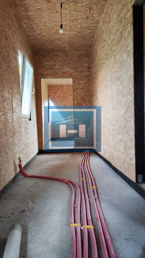 Kuća na parceli od 10 hektara zemlje u okolini Batočine