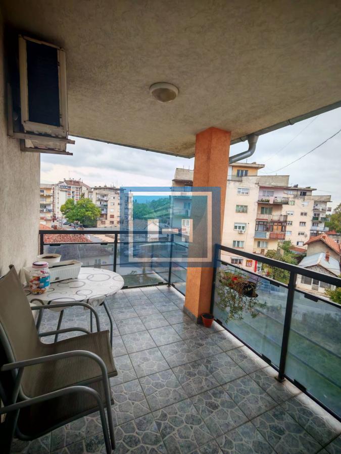 Trosoban stan u novogradnji sa parking mestom i podrumom