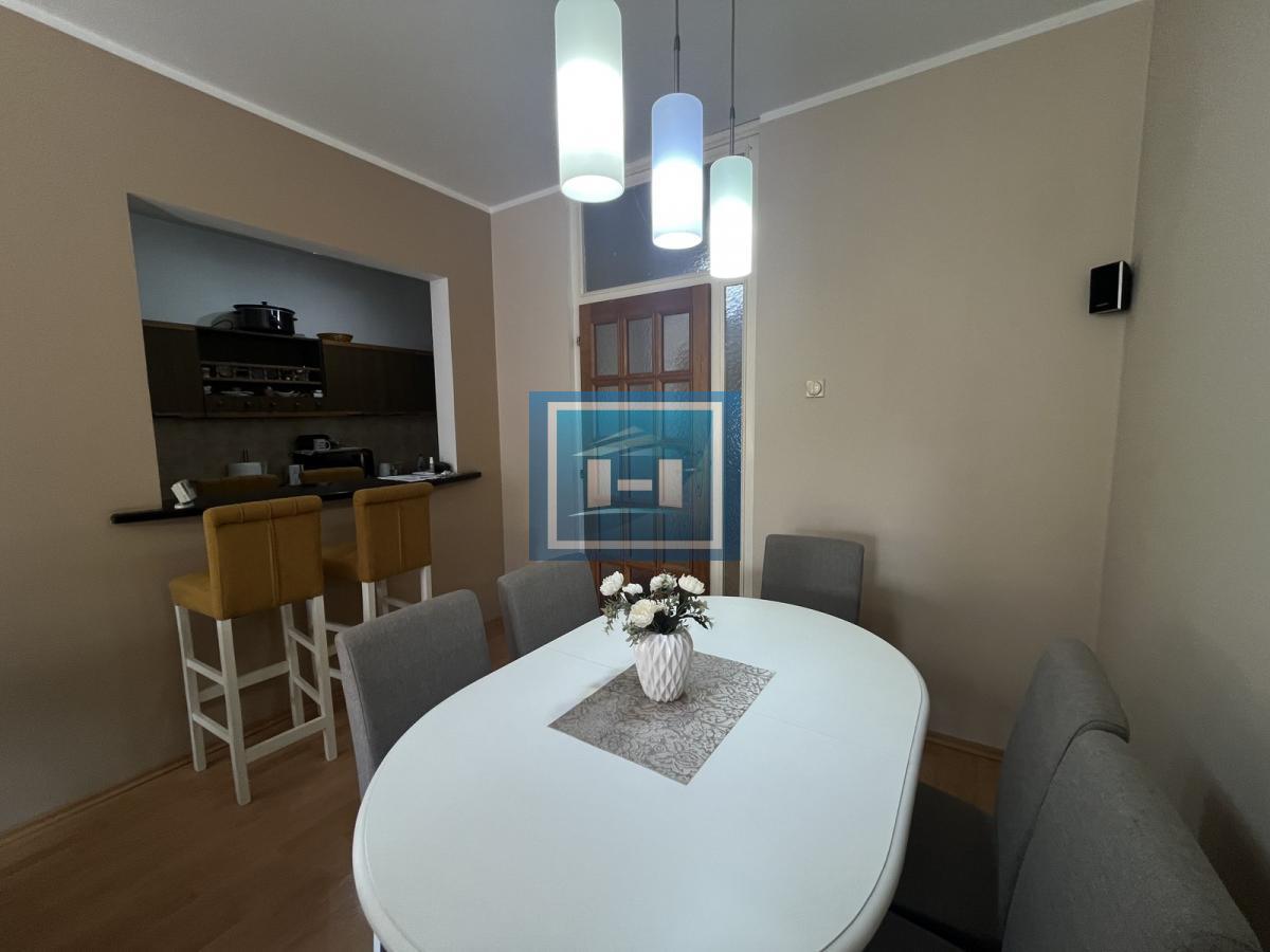 NASLOV: STAN KOJI OSVAJA NA PRVI POGLED — CENTAR, STIL I TRI SPAVAĆE SOBE!