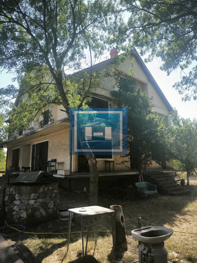 DVE KUĆE + POMOĆNI OBJEKAT NA PLACU OD 116,63 ARA