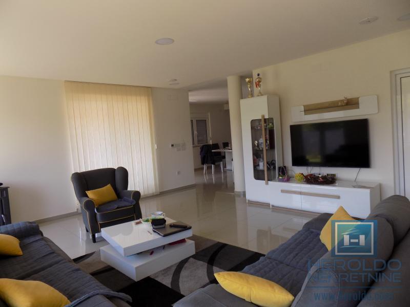 MODERNA KUĆA U MIRNOM DELU GRADA