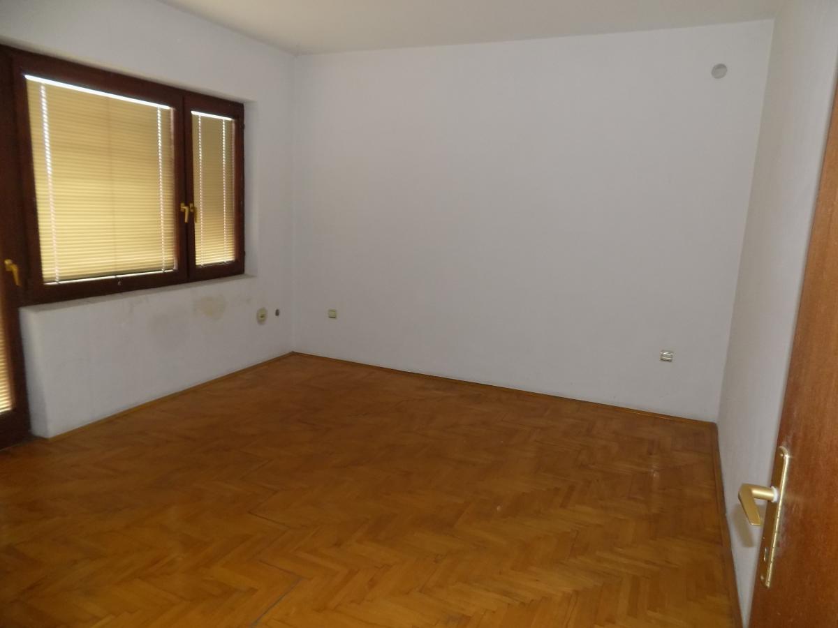 Prostrana kuća na prodaju