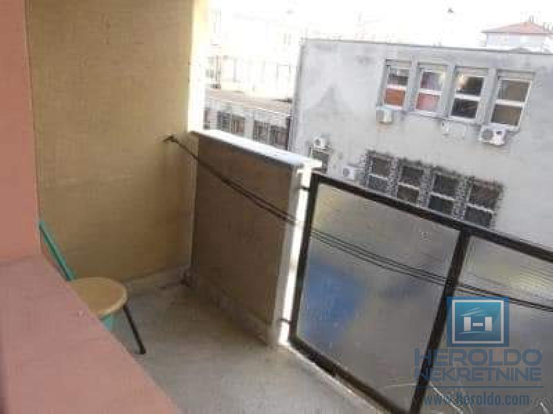 CENTAR – Stan 50 m² sa dve terase na 2 min od pešačke zone