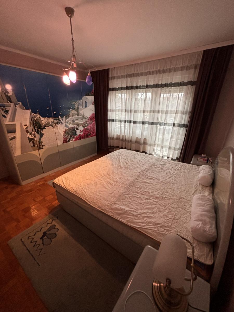 Prostrana porodična kuća sa dva sređena dvorišta i garažom