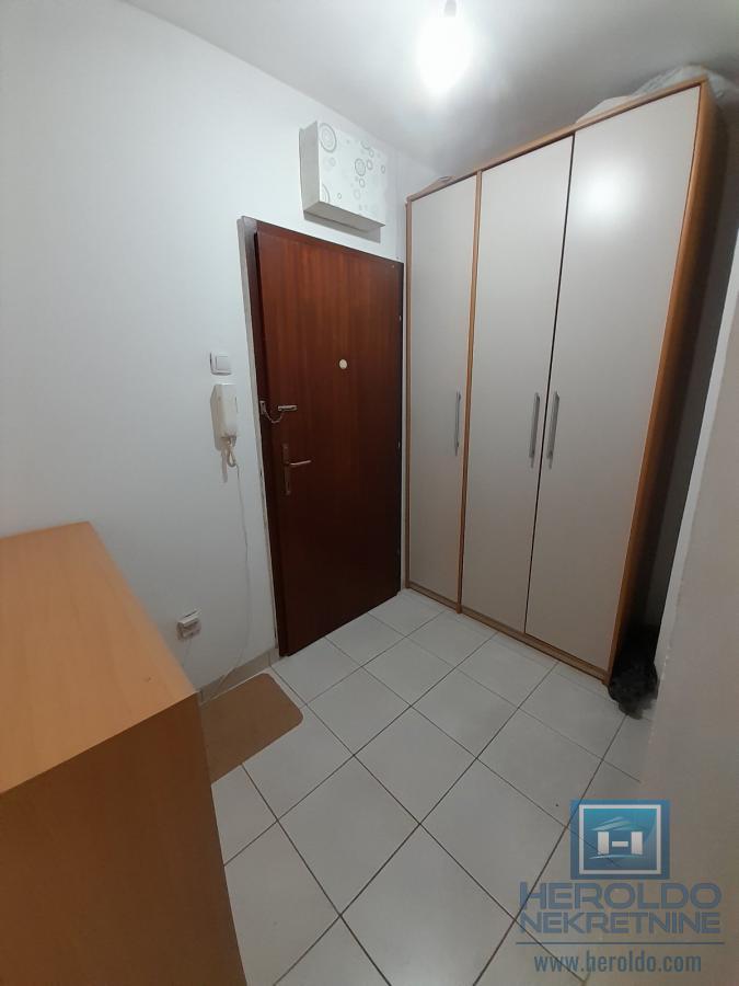 Centar grada – Namešten jednosoban stan sa terasom i podrumom!