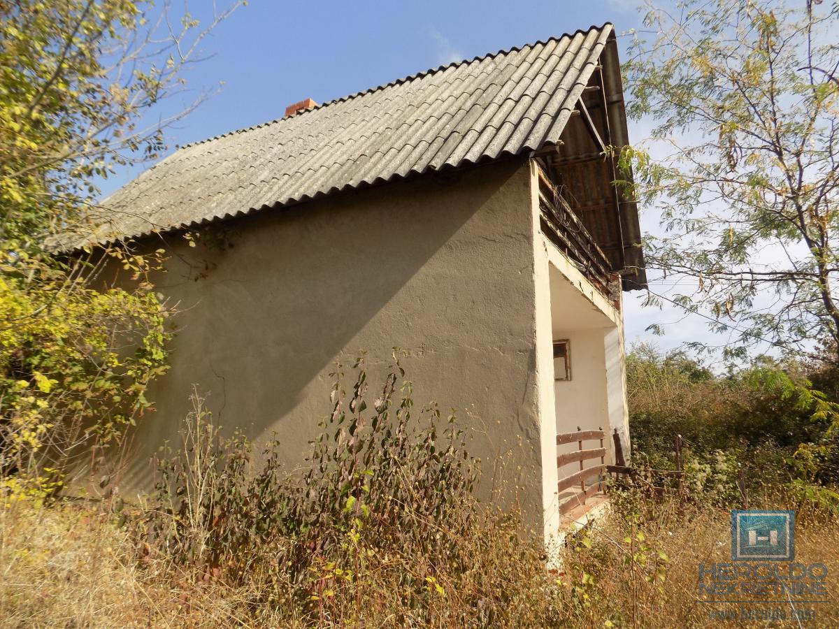 Vikend kuća na prodaju sa većim placem