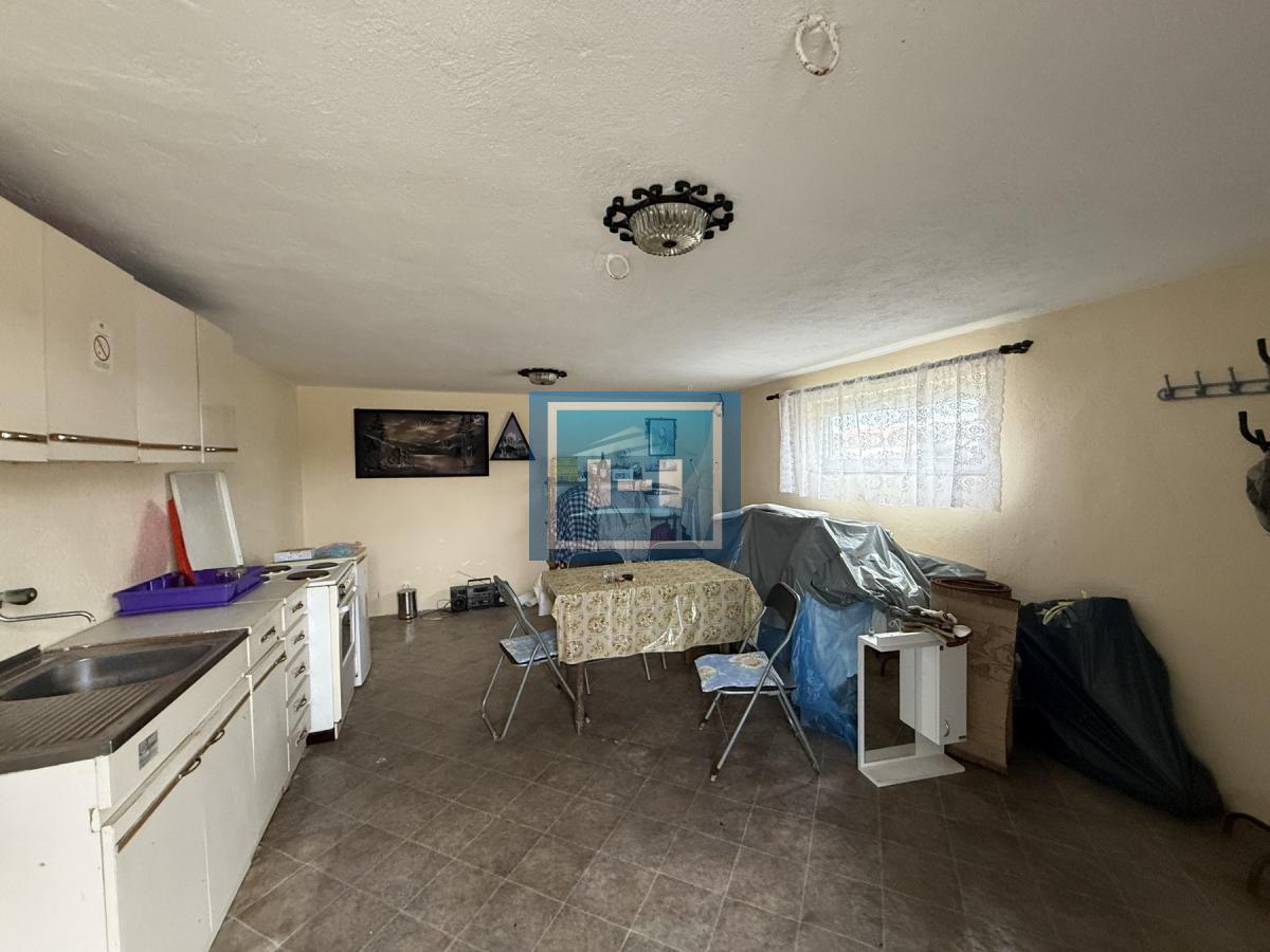 Dve kuće u Glavincima sa velikim imanjem -samo 8 km od grada