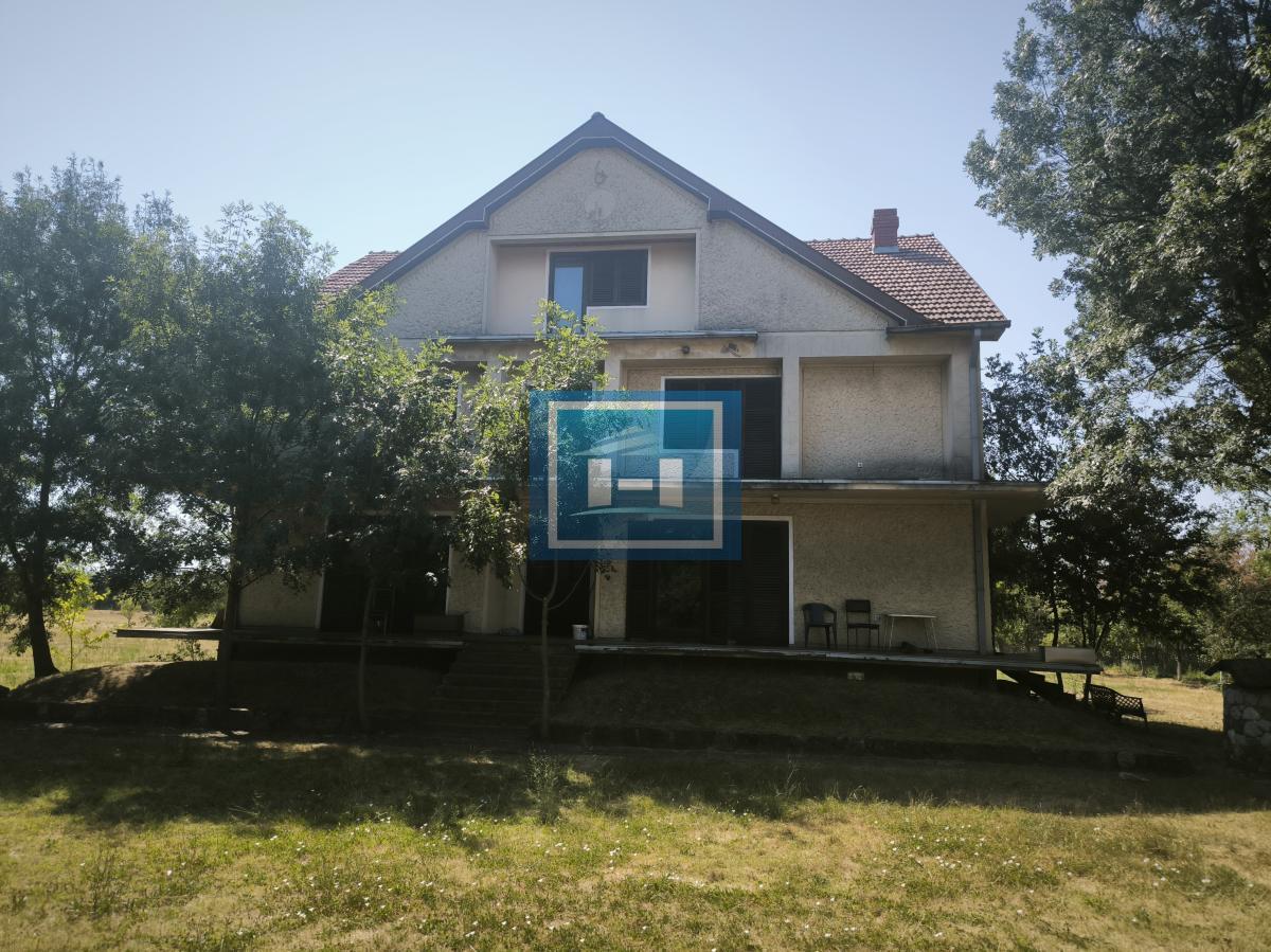 DVE KUĆE + POMOĆNI OBJEKAT NA PLACU OD 116,63 ARA