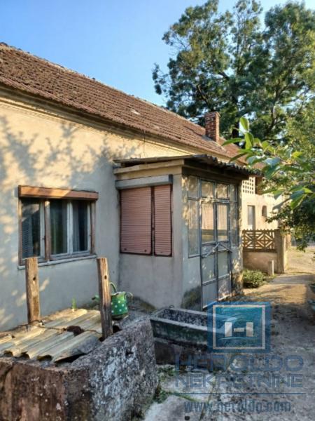 Seosko domaćinstvo sa ekonomskim dvorištem