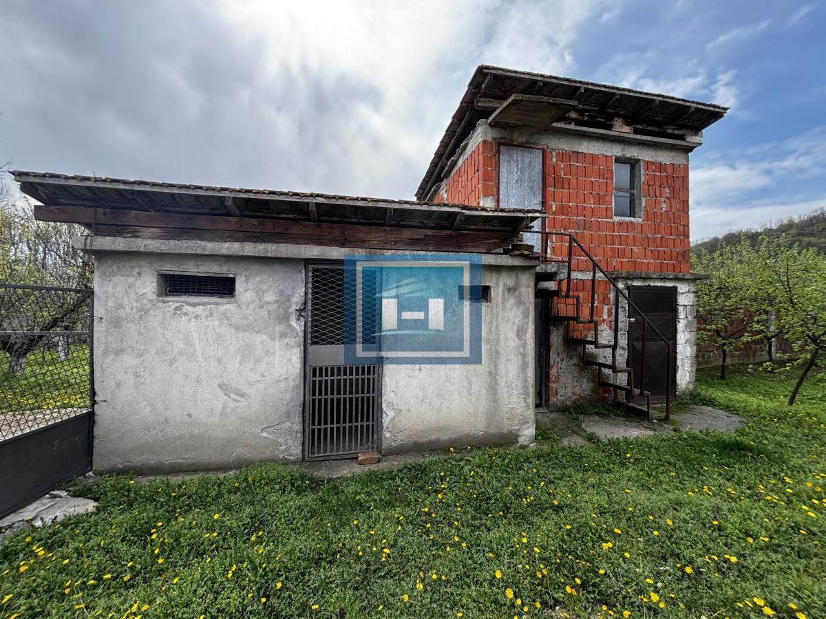 Kompletno seosko domaćinstvo na 7 km od Jagodine