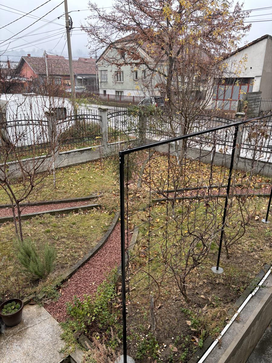 Prostrana porodična kuća sa dva sređena dvorišta i garažom
