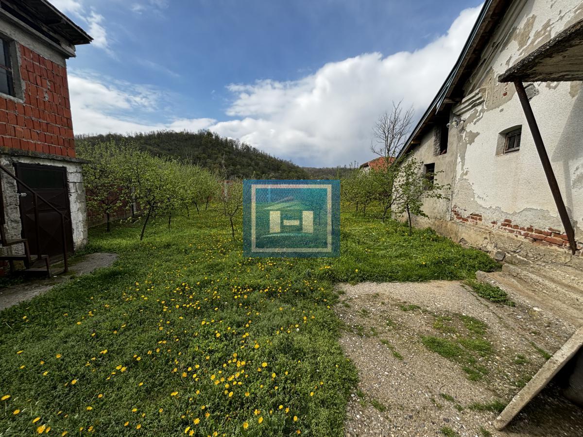 Kompletno seosko domaćinstvo na 7 km od Jagodine