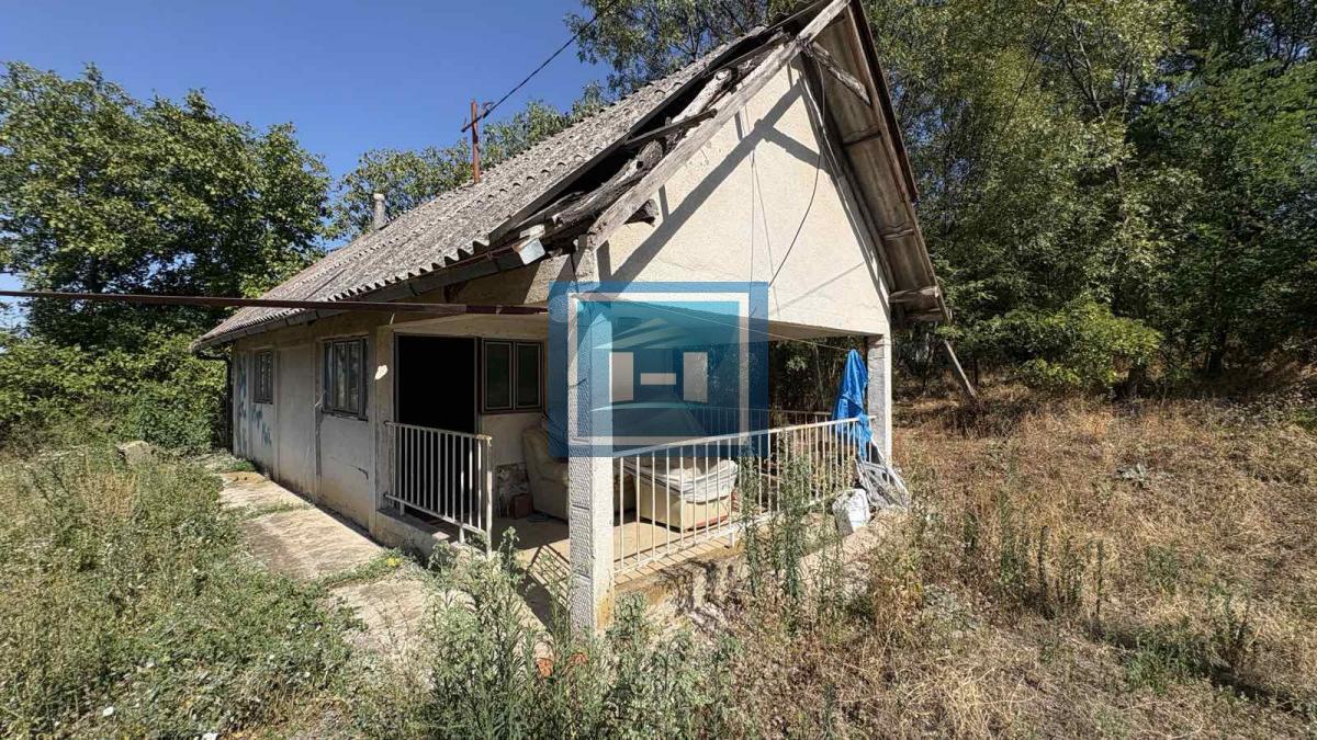 KUĆA SA ZEMLJIŠTEM – MIR I PRIRODA NA SAMO 10 MINUTA OD GRADA