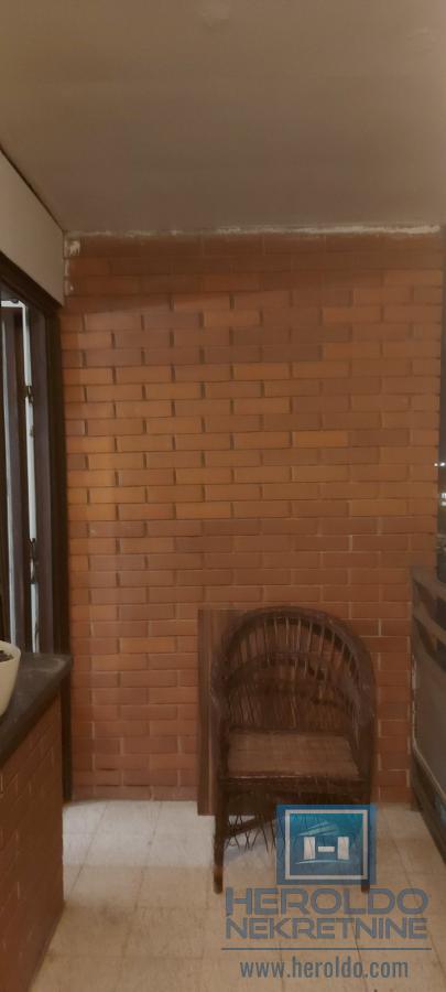 Trosoban, lepo opremljen stan u centru grada