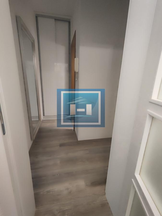 NAMEŠEN JEDNOSOBAN STAN NIŽE SPRATNOSTI U CENTRU JAGODINE