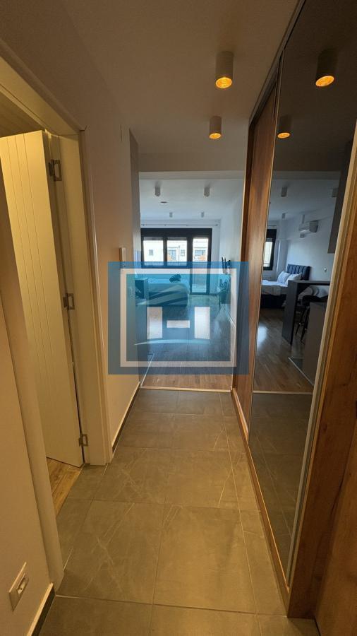 Luksuzna garsonjera 36 m² – bazen, kompletno nameštena, idealna lokacija