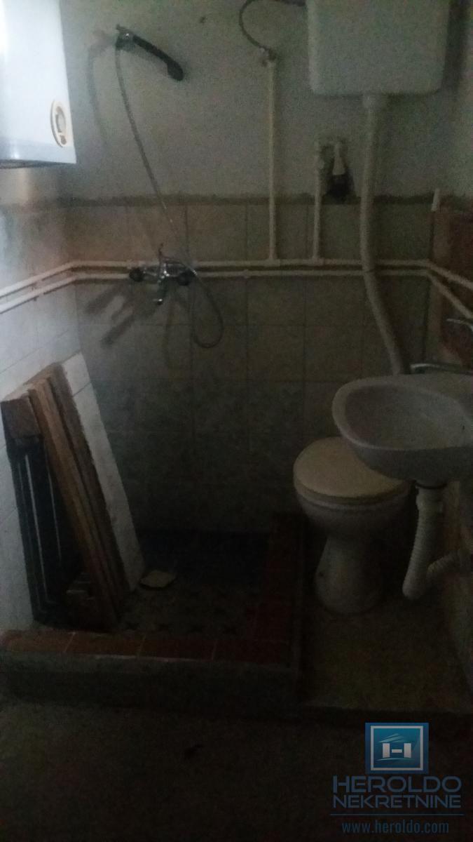 Starija kuća u centru sela Vojska