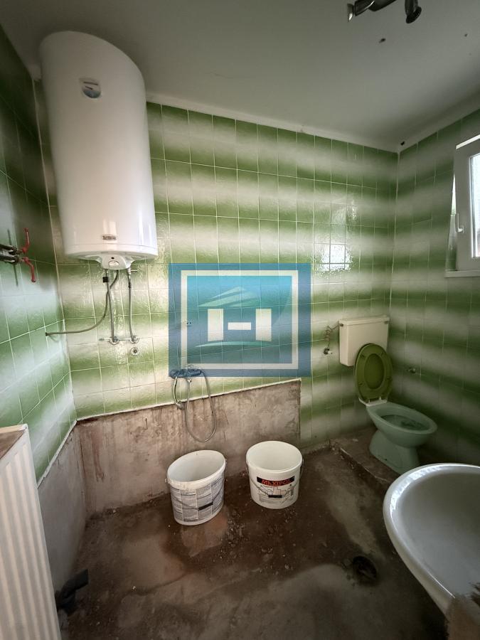 Dve kuće u Glavincima sa velikim imanjem -samo 8 km od grada