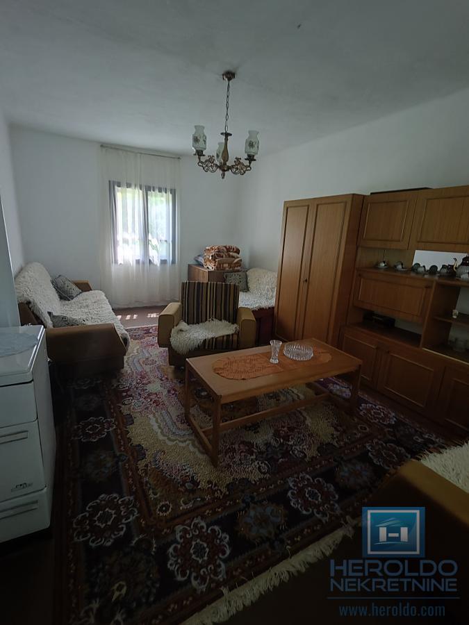 Prelepa parcela od 70 ari sa objektom u selu Lovci