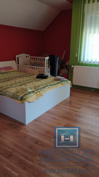 Kompletno renovirana kuća, Kolonija