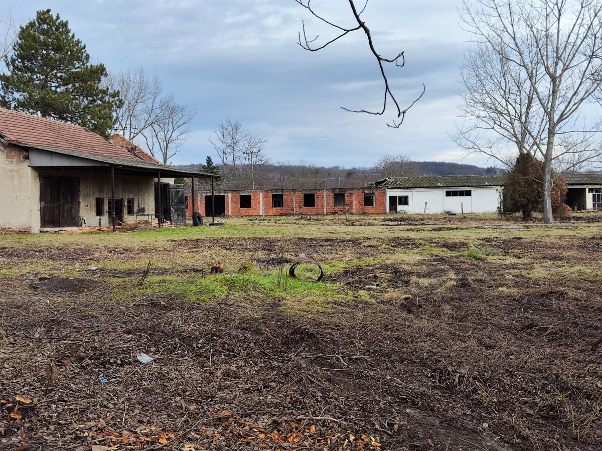 Gradjevinsko zemljište veće površine sa poslovnim objektima na glavnom putu u Glogovcu