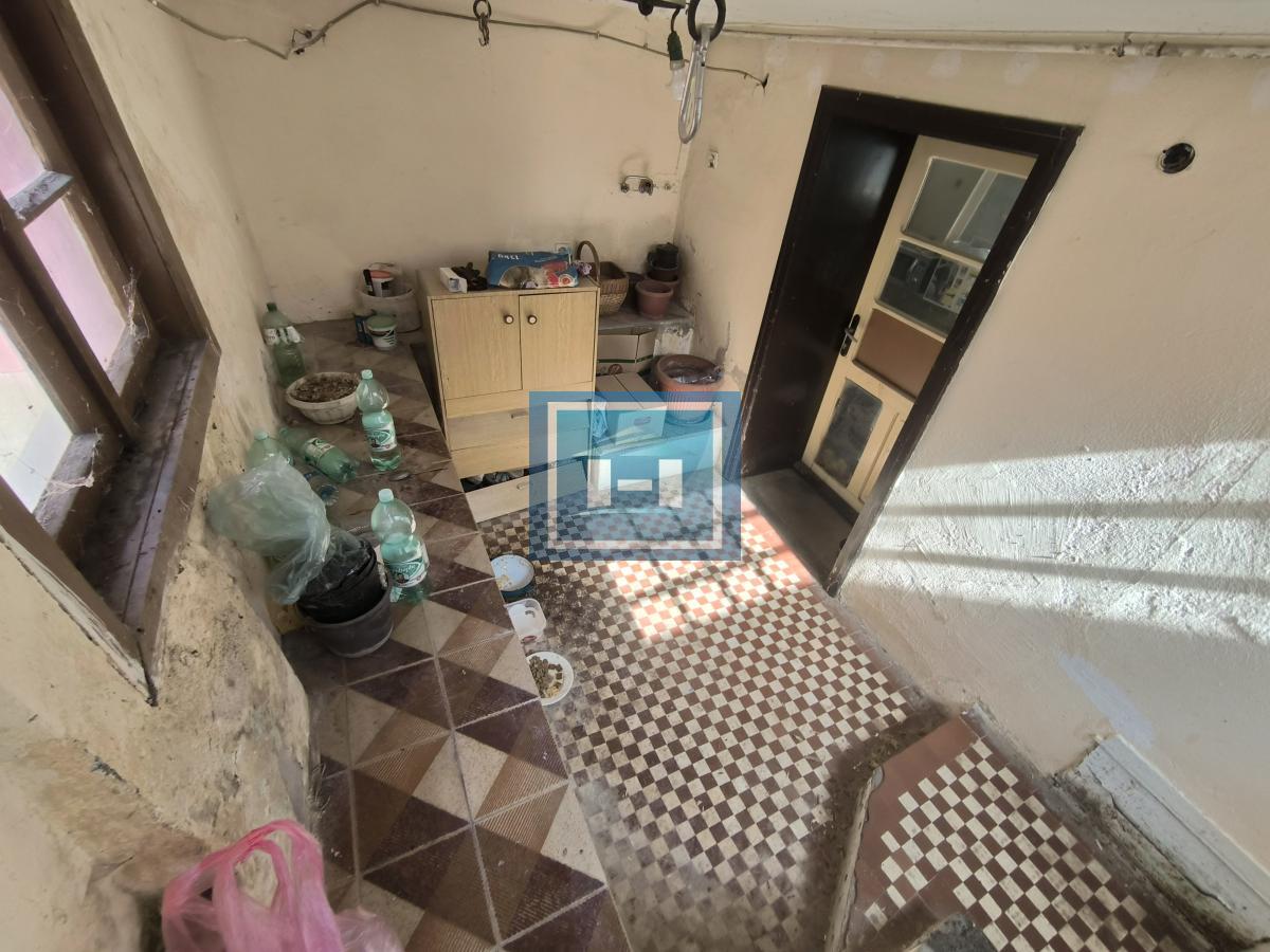 Na prodaju dve kuće sa garažom na 5.85 ari placa