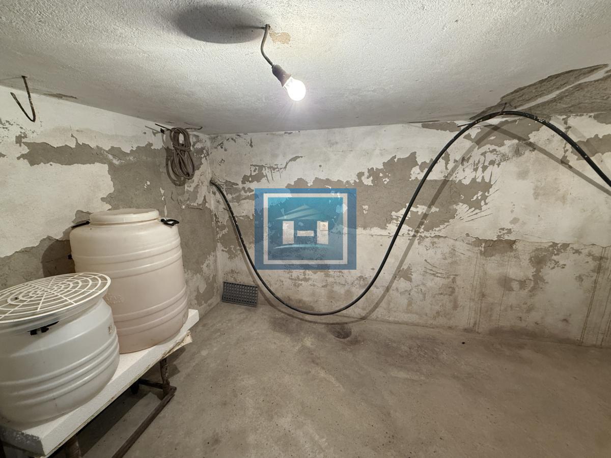 Dve kuće u Glavincima sa velikim imanjem -samo 8 km od grada