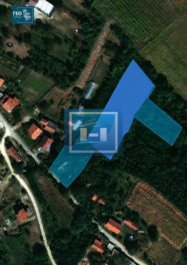 KUĆA SA ZEMLJIŠTEM – MIR I PRIRODA NA SAMO 10 MINUTA OD GRADA